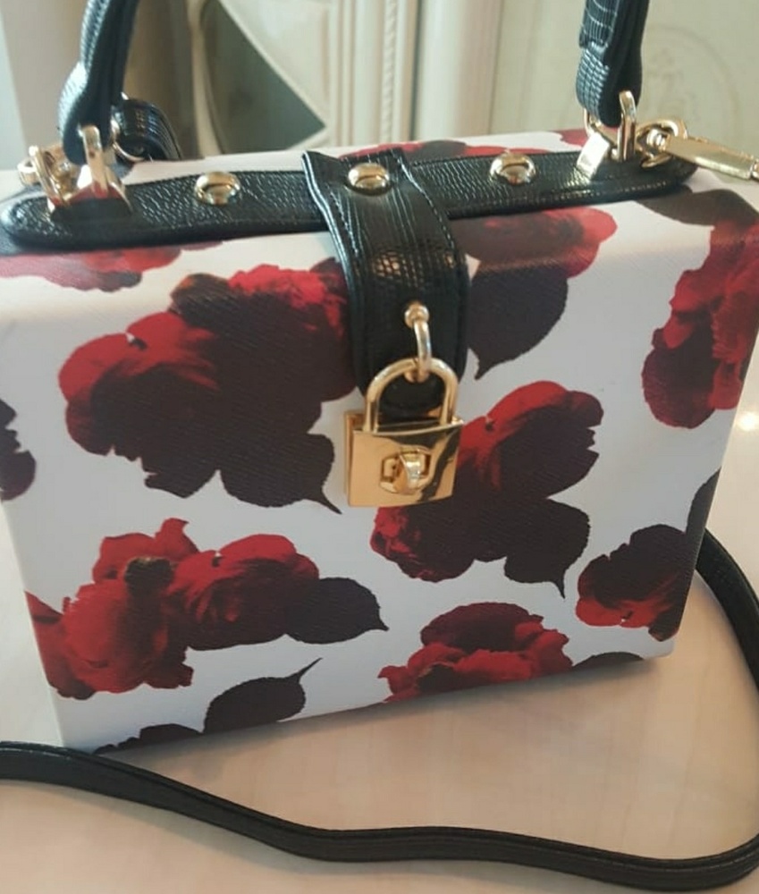 Holder purse.